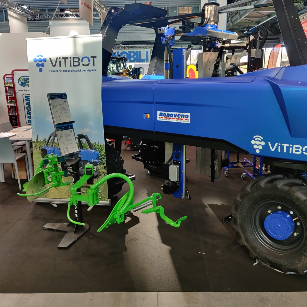 montage d'outils interceps sur tracteur VITIBOT